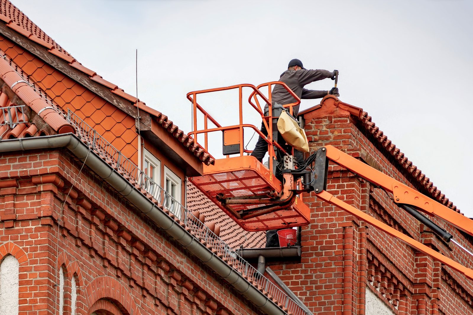 Intervention en hauteur sur une toiture à Biarritz